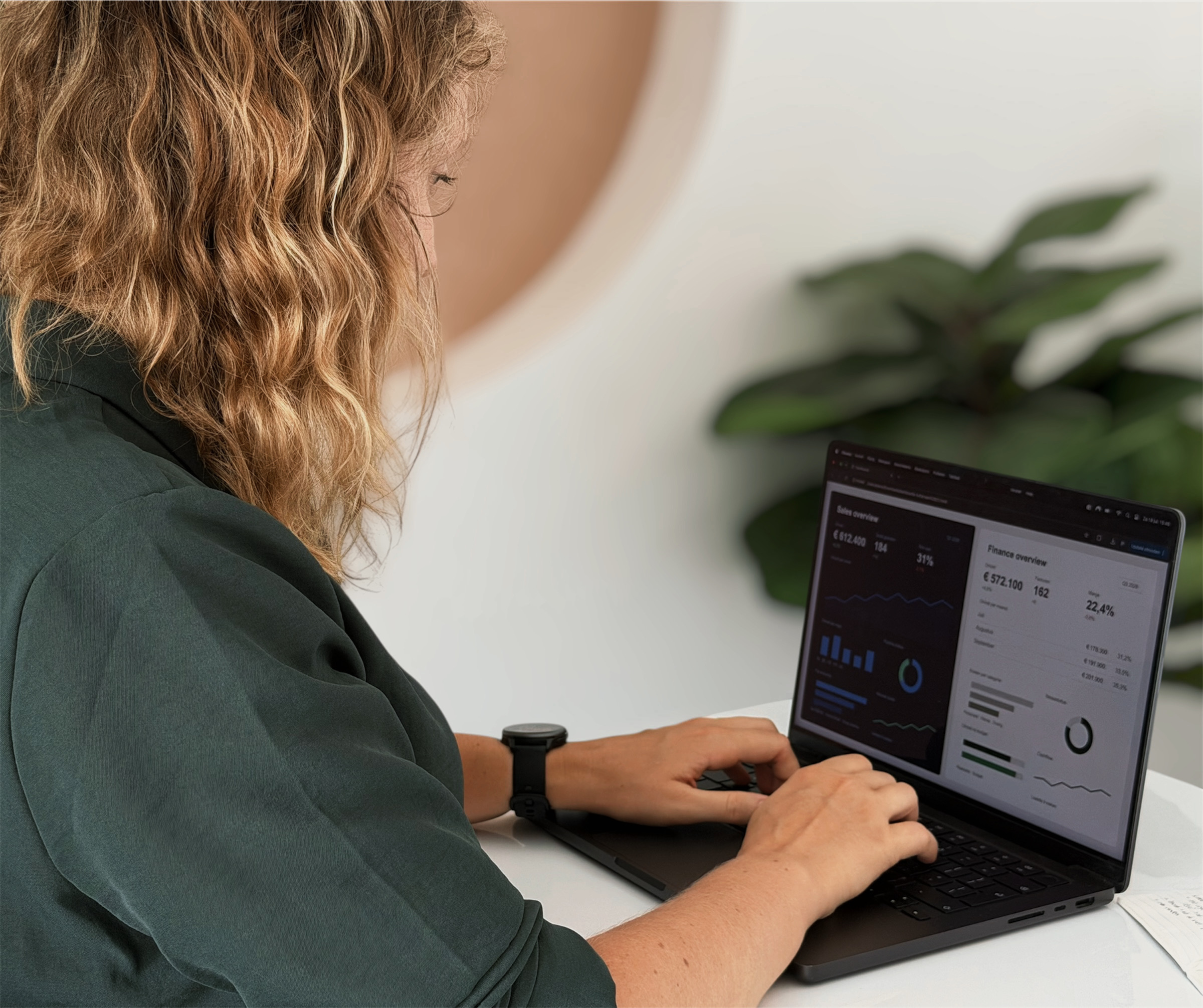 Laptop met data-dashboard op een rustige werkplek
